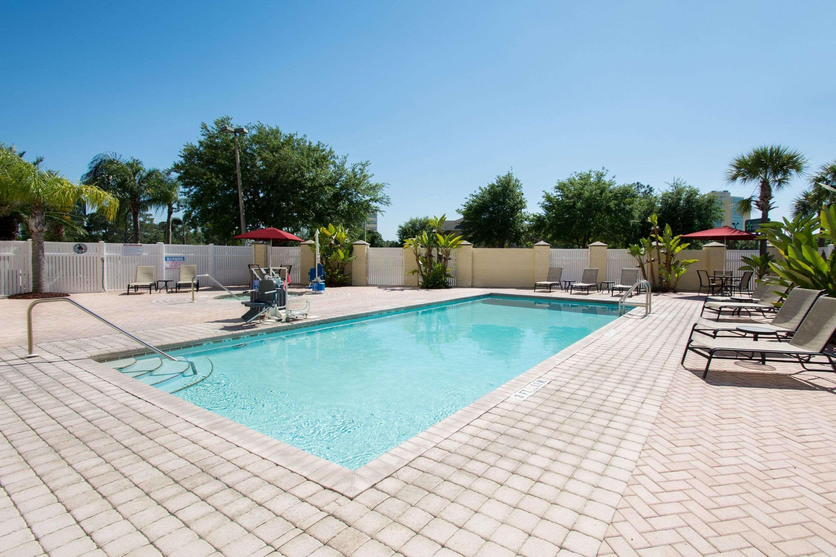 Comfort Suites Near Universal Orlando Resort Exterior photo